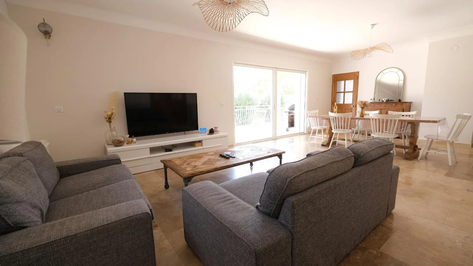 Pretty Detached House With Swimming Pool In The Village Of Mouries 0*,  Frankrijk